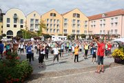 Nordic Walking Marathon Gruppe beim Aufwärmen am Kurplatz in Bad Griesbach