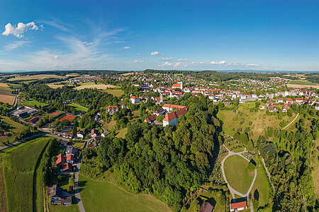 Mit wunderbaren Weitblicken geht es zum Schloss ins KUSS und weiter ins Leithental. Mit wunderbaren Weitblicken geht es zum Schloss ins KUSS und weiter ins Leithental.