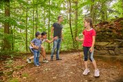 Familie beim Wandern im Bad Griesbacher Wald
