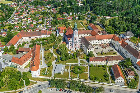 Aidenbach ist berühmt für seine Asamkirche, das Kloster und seine Brauerei. Aidenbach ist berühmt für seine Asamkirche, das Kloster und seine Brauerei.