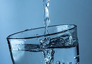 "Water" von Breakdownpictures, pixabay Wasser wird in ein durchsichtiges Glas gegossen