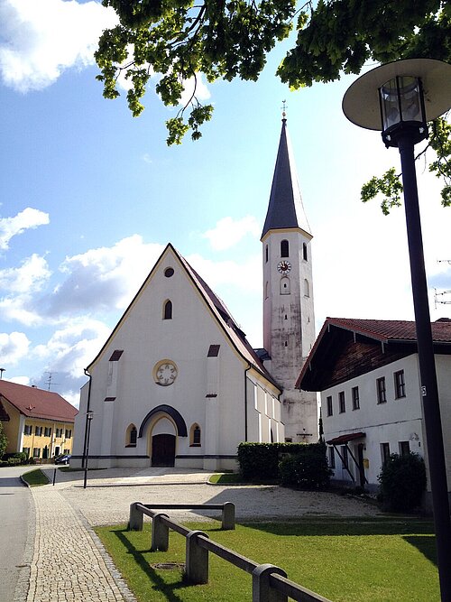 Zweite Station ist Niederhausen (Markt Reisbach) – ein gutes Beispiel für die gelungene Dorferneuerung mit Förderung privater Umbaumaßnahmen. Niederhausen (Markt Reisbach) – ein gutes Beispiel für die gelungene Dorferneuerung mit Förderung privater Umbaumaßnahmen.