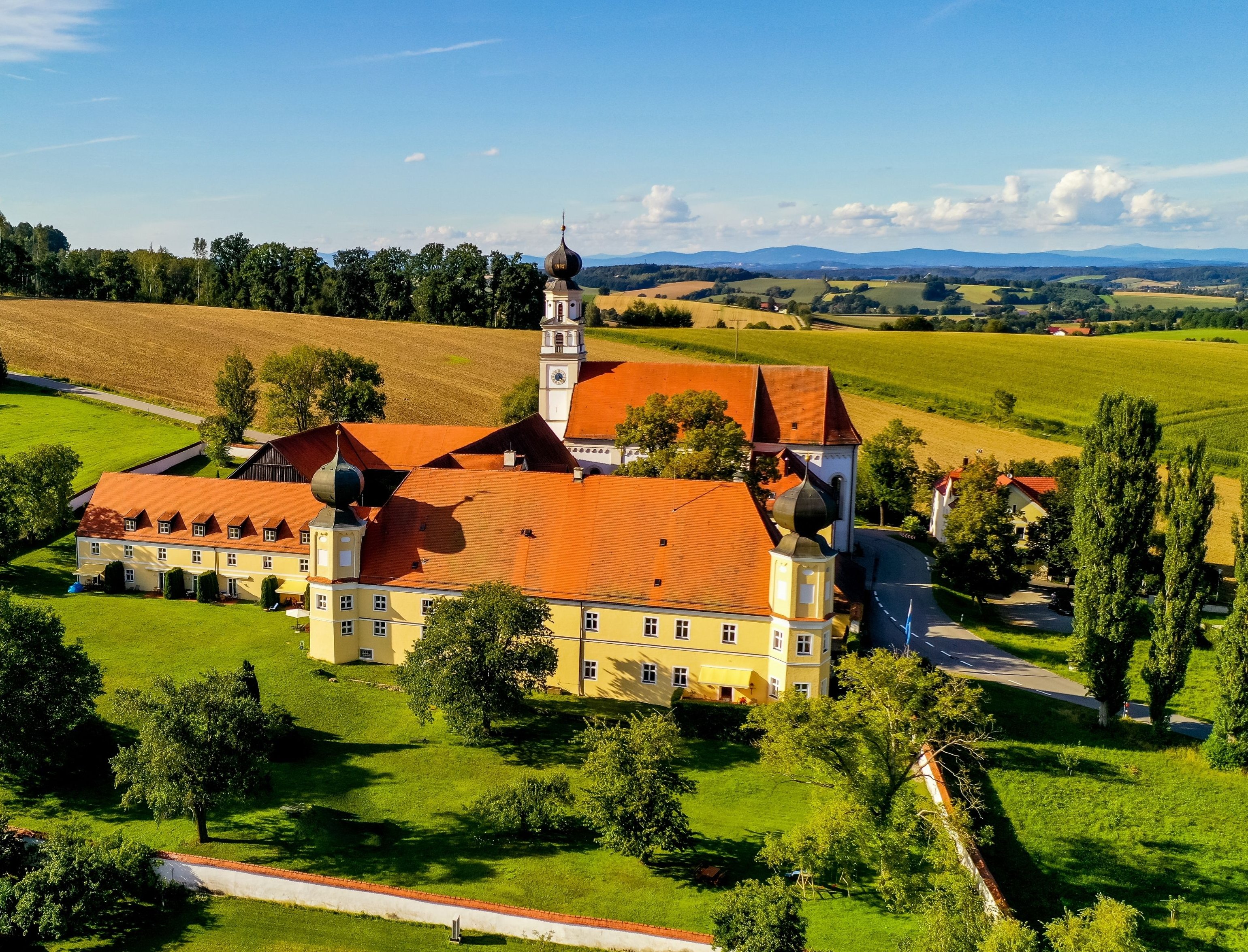 Kloster mit Pfarrkirche St. Salvator