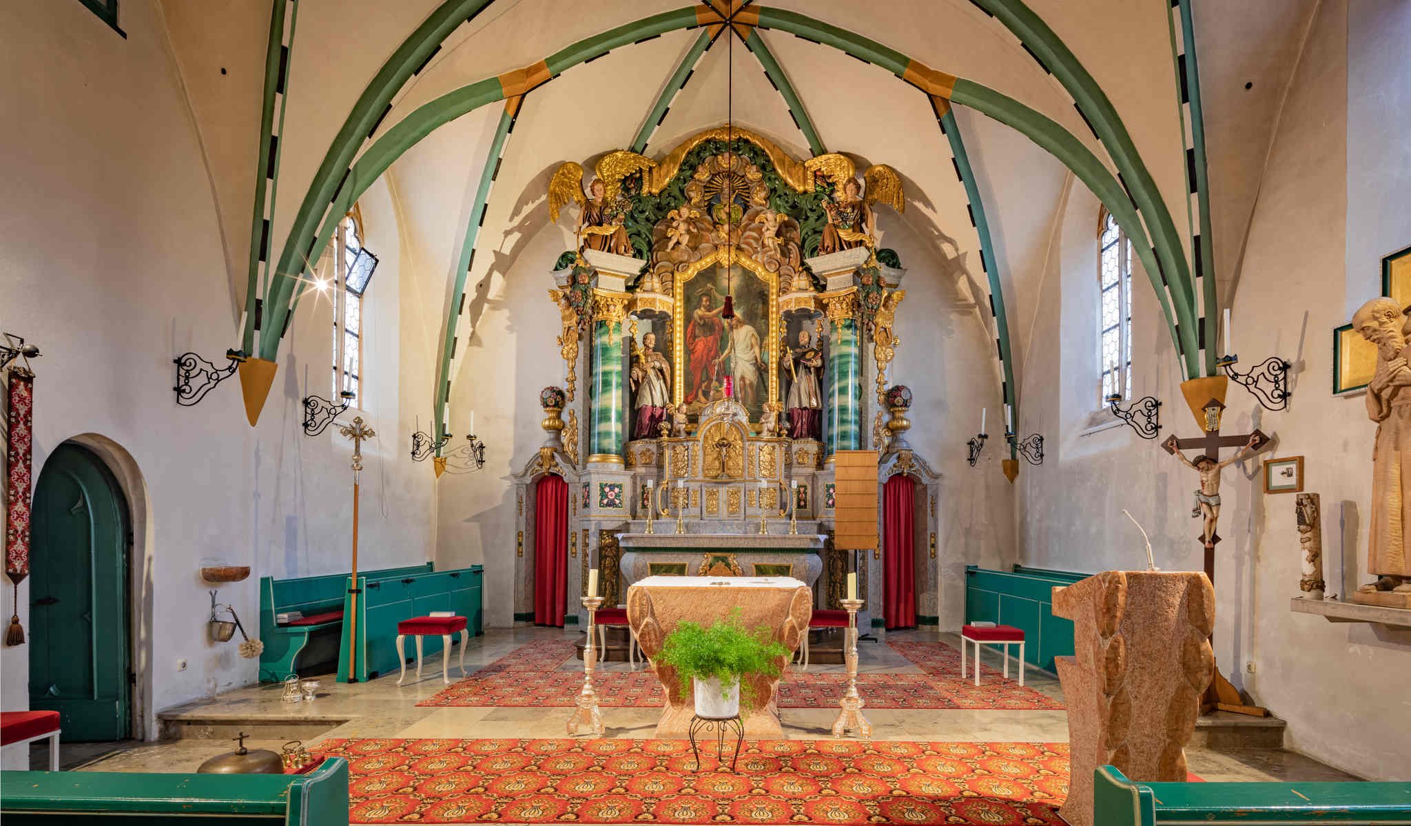 Altarraum der Pfarrkirche in Weng bei Bad Griesbach