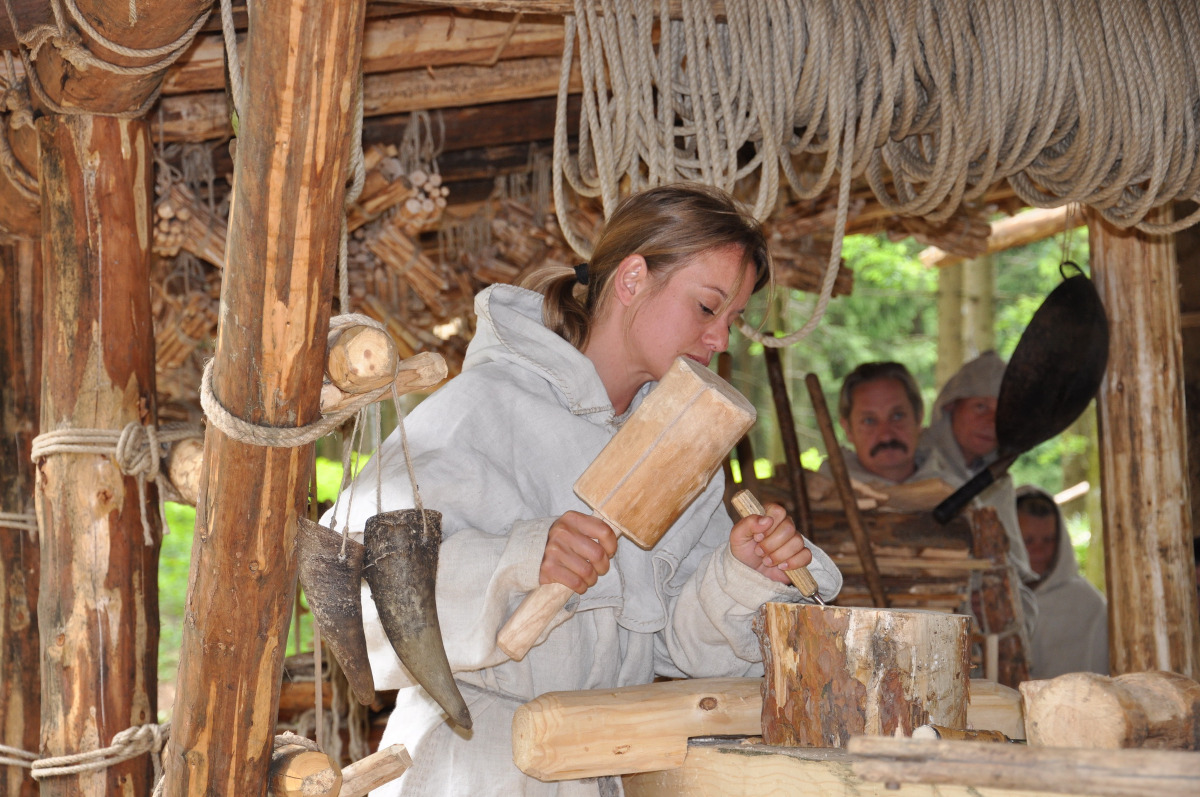 Die alte Handwerkskunst des Holzschnitzens